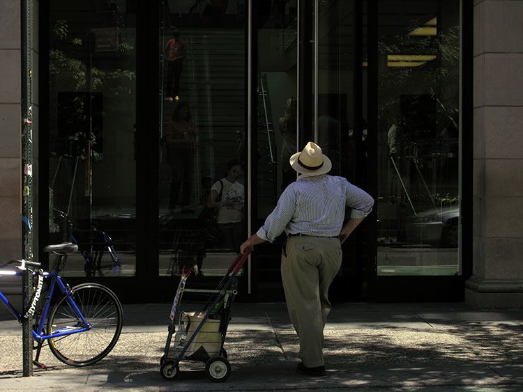Jochen Brennecke Photography waiting... apple New York